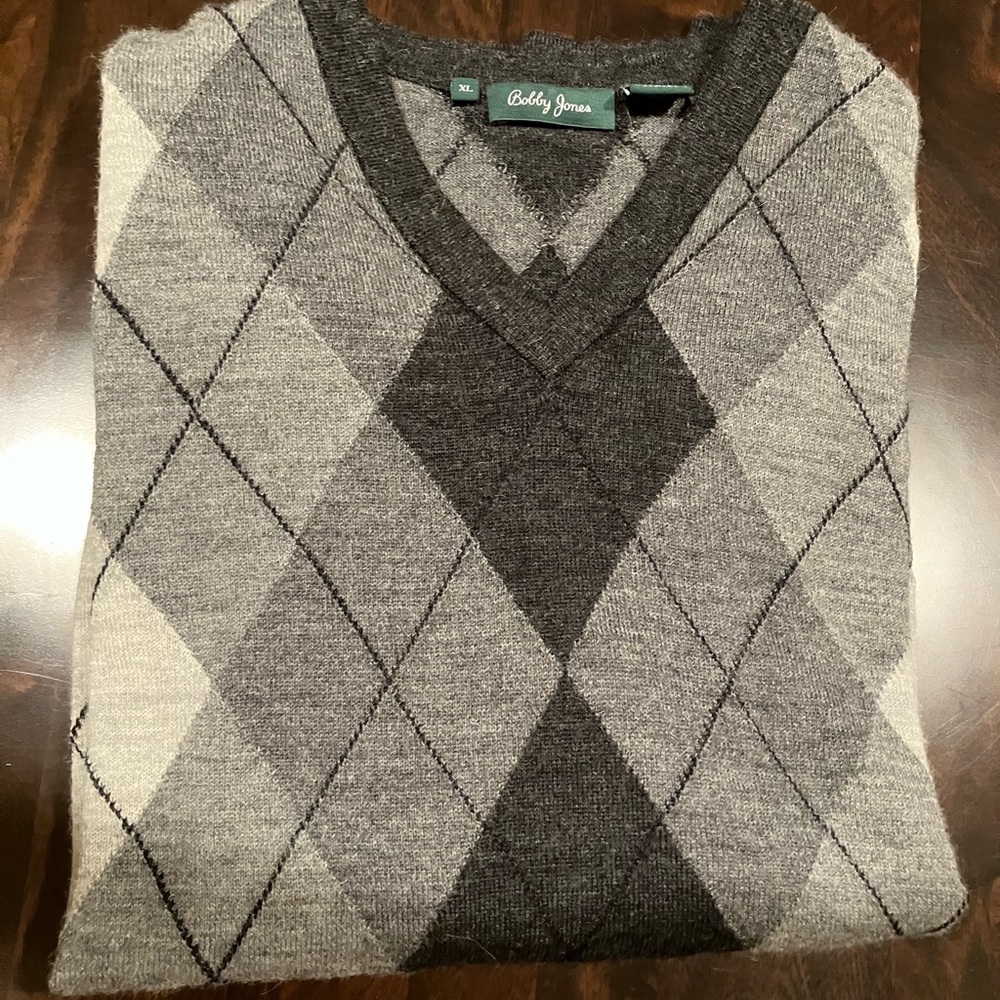 Bobby Jones Men's V-Neck Argyle Sweater in Gray Tones